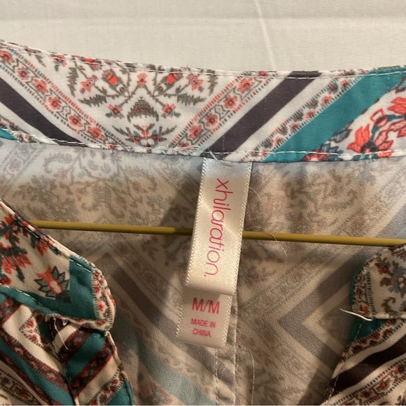 Xhilaration Multi Colored V-Neck Button Up Top - Picture 4 of 5